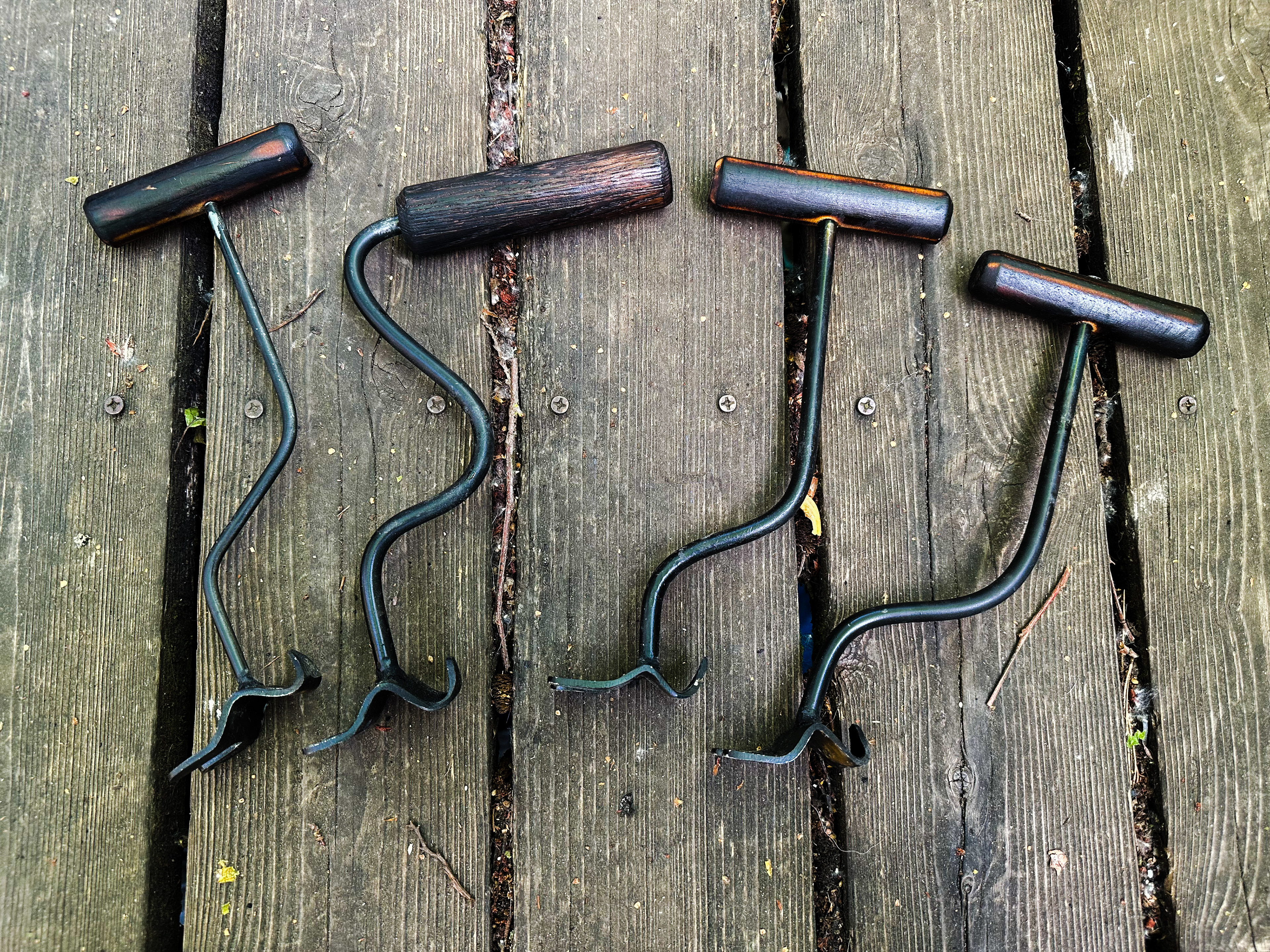 Grill grate/cast iron lid lifters