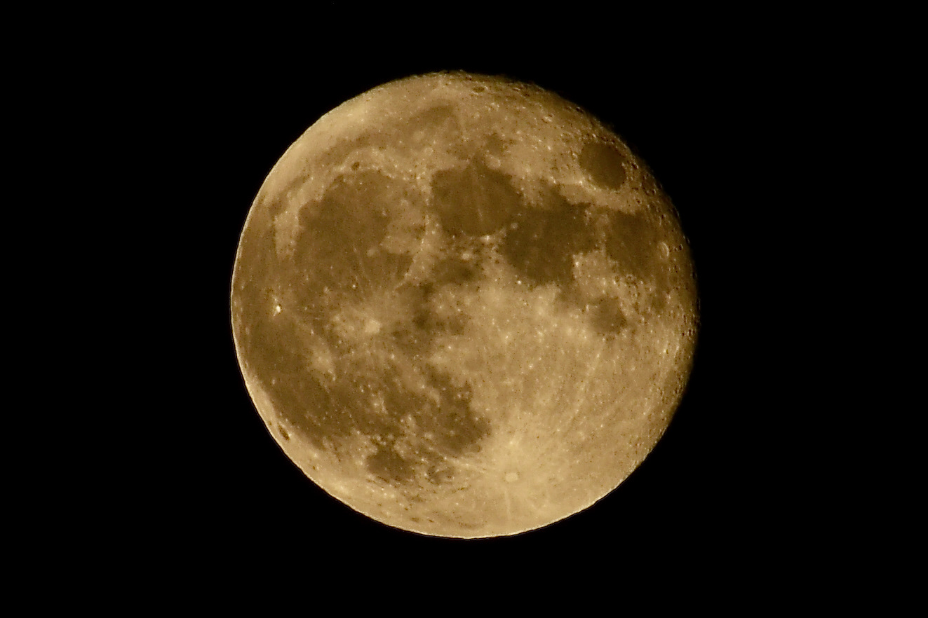 Blue Supermoon 8 31 23 -Nikon D500 - 300mm - f20 - ISO 100 - SP 1/40 - no tripod © 2023 Geoffrey Erdahl