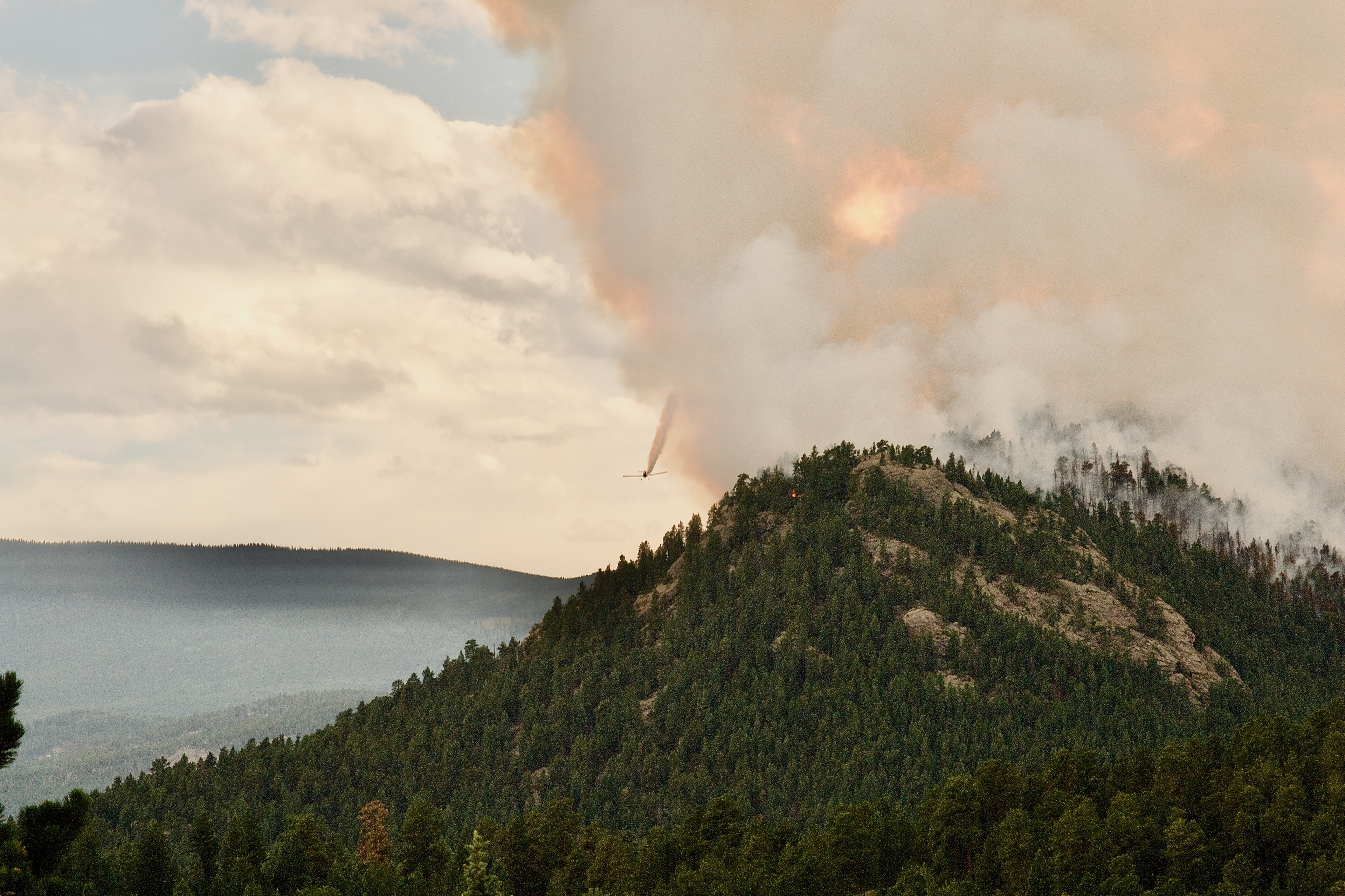 ..dropping a load of retardant near the leading edge of the fire © 2022 Geoffrey Erdahl