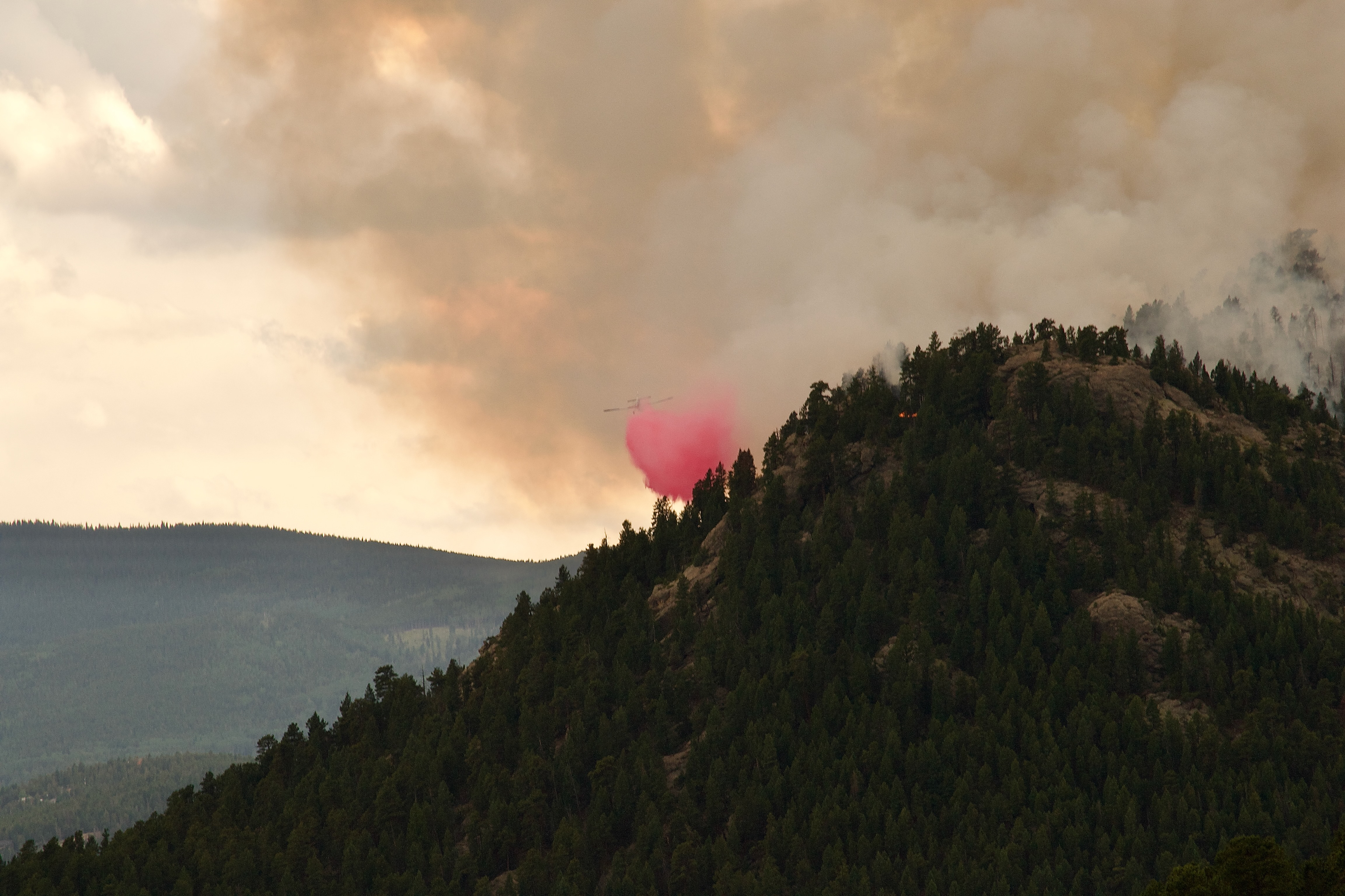 One part of the firefighters strategy becomes clear - contain the fire on the southeast side of the butte, the direction of the prevailing wind © 2022 Geoffrey Erdahl