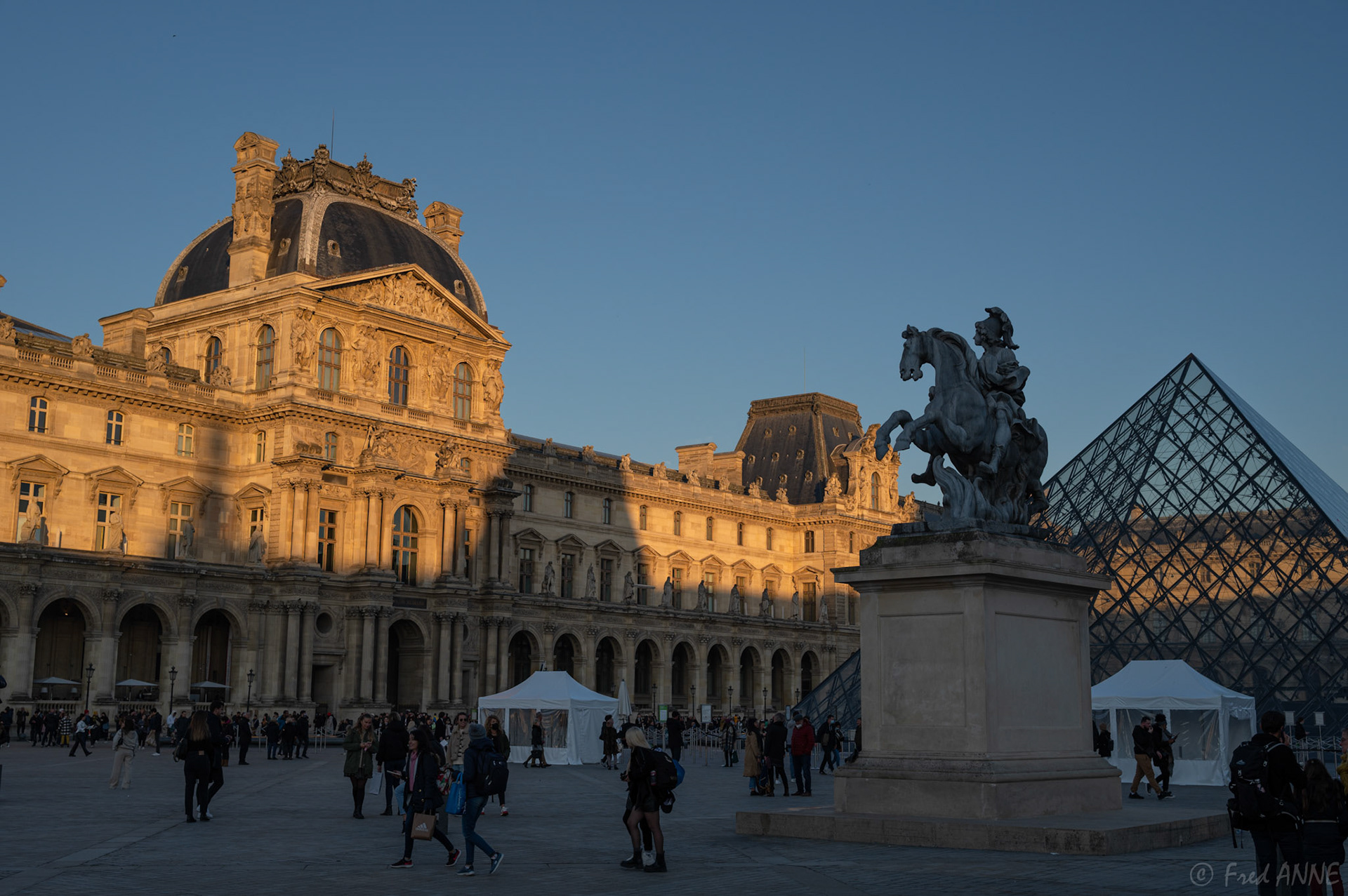 Pyramide du Louvre