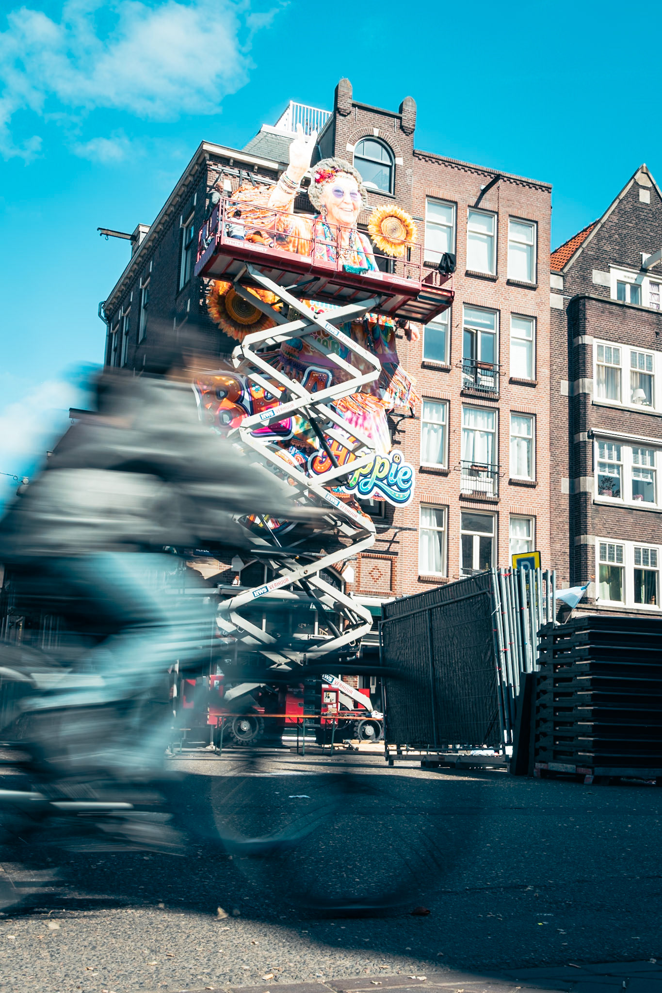 Gevelonthulling Café de Blaffende Vis Koningsnacht Amsterdam 2026 — fotografie Hugo Smeenk
