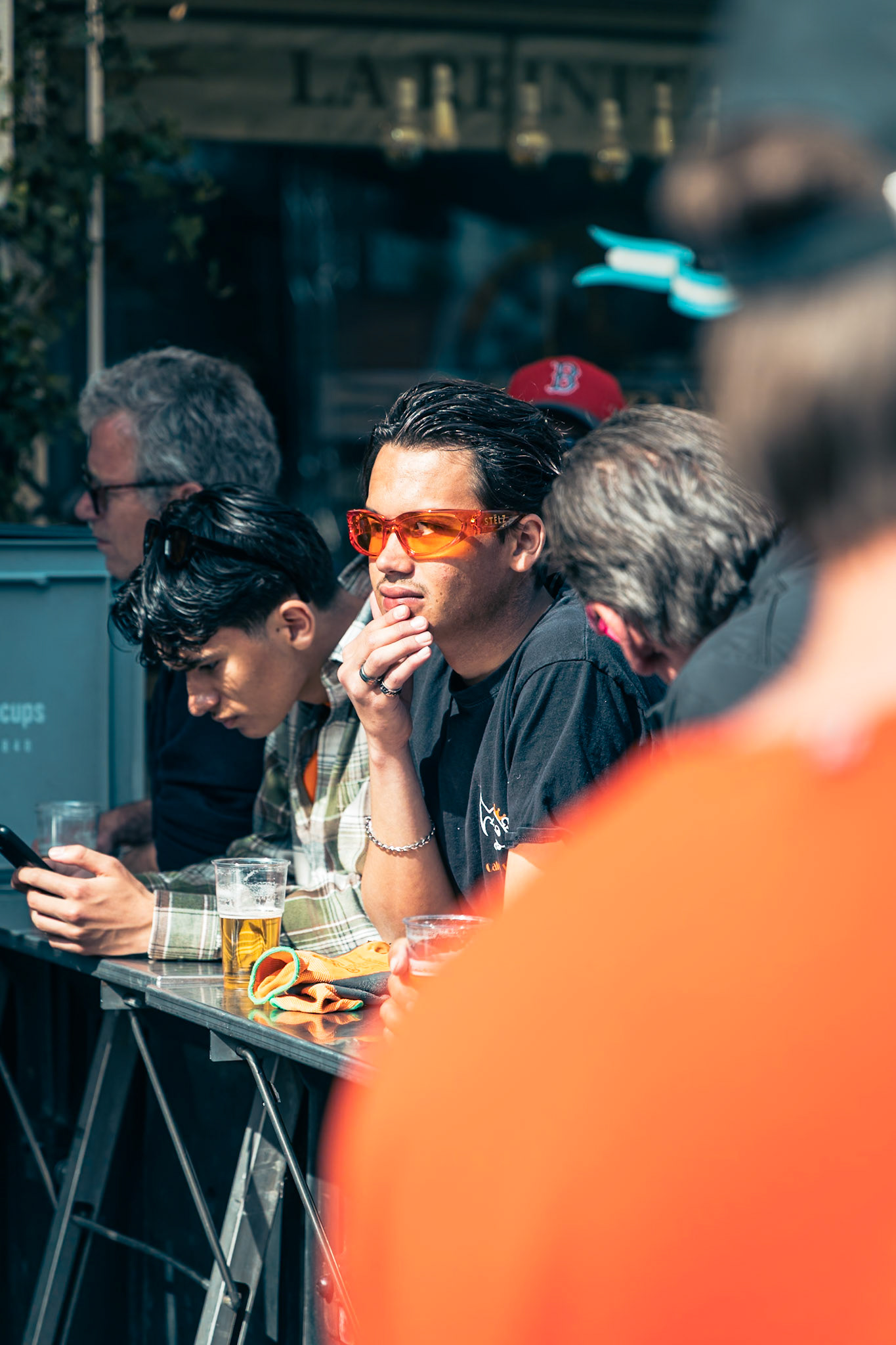 Gevelonthulling Café de Blaffende Vis Koningsnacht Amsterdam 2026 — fotografie Hugo Smeenk