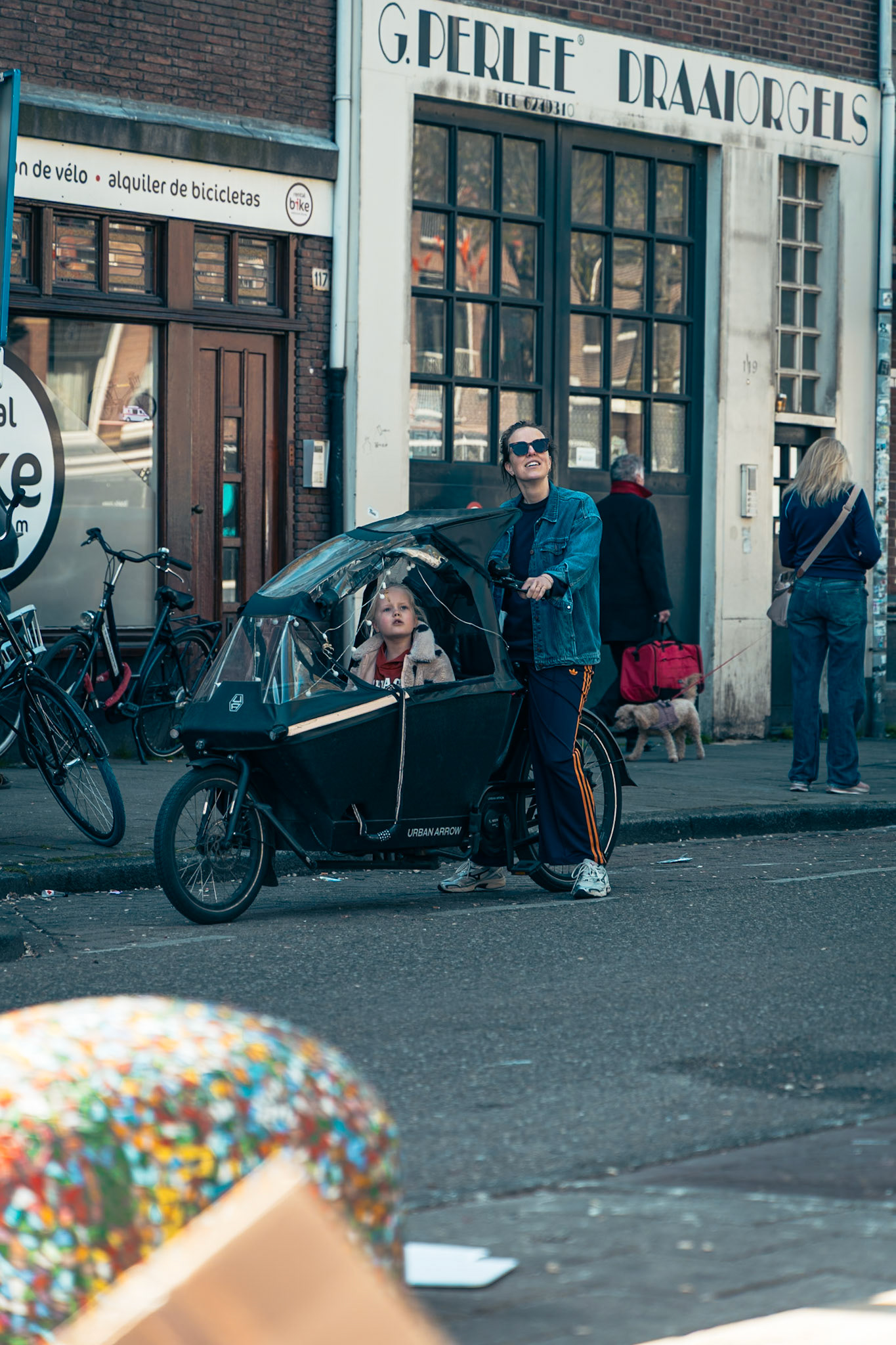 Gevelonthulling Café de Blaffende Vis Koningsnacht Amsterdam 2026 — fotografie Hugo Smeenk