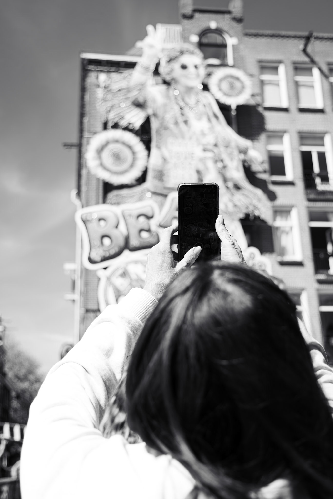 Gevelonthulling Café de Blaffende Vis Koningsnacht Amsterdam 2026 — fotografie Hugo Smeenk