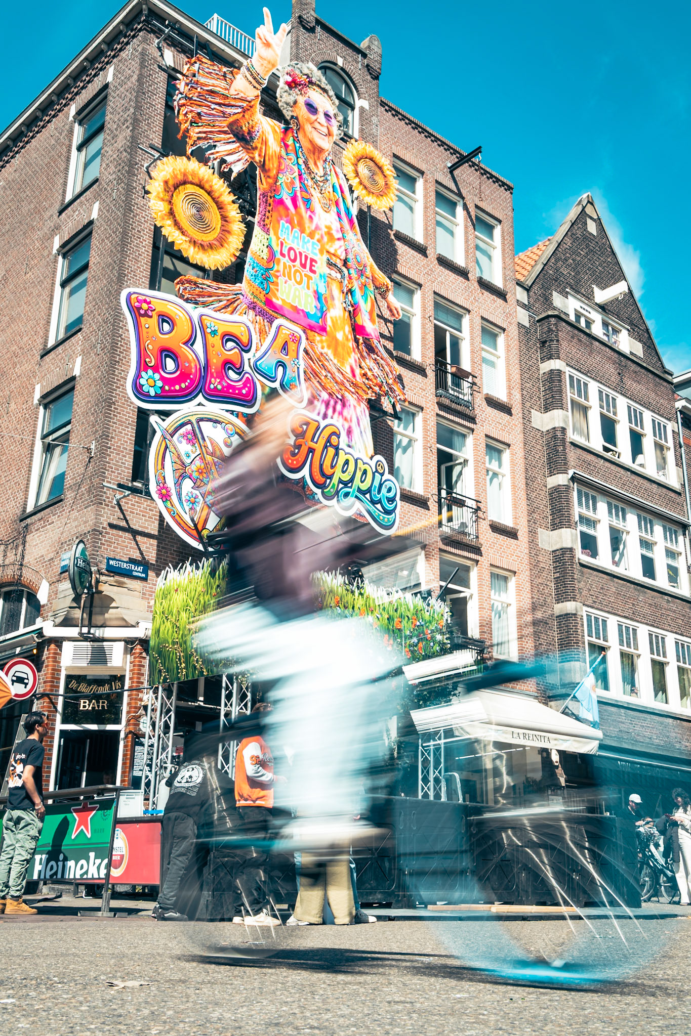 Gevelonthulling Café de Blaffende Vis Koningsnacht Amsterdam 2026 — fotografie Hugo Smeenk