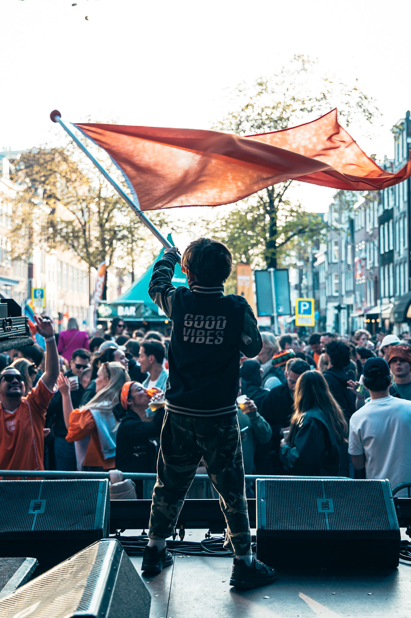 Gevelonthulling Café de Blaffende Vis Koningsnacht Amsterdam 2026 — fotografie Hugo Smeenk