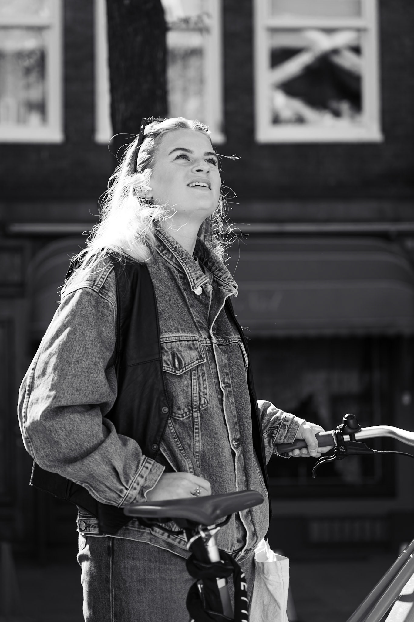 Gevelonthulling Café de Blaffende Vis Koningsnacht Amsterdam 2026 — fotografie Hugo Smeenk