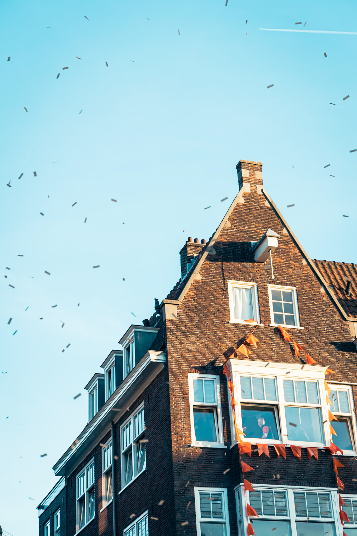 Gevelonthulling Café de Blaffende Vis Koningsnacht Amsterdam 2026 — fotografie Hugo Smeenk