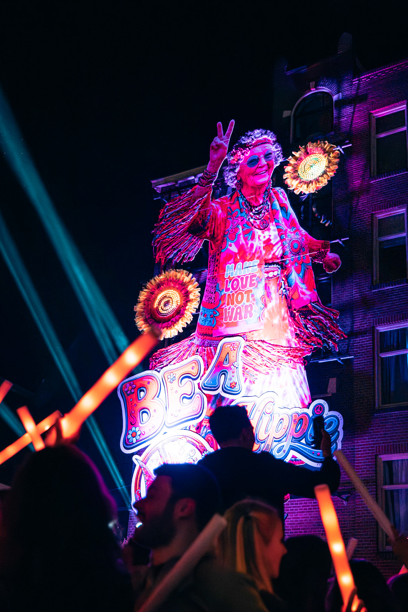 Gevelonthulling Café de Blaffende Vis Koningsnacht Amsterdam 2026 — fotografie Hugo Smeenk