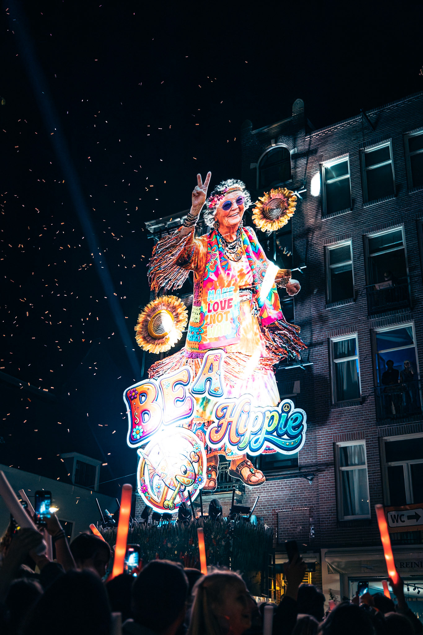 Gevelonthulling Café de Blaffende Vis Koningsnacht Amsterdam 2026 — fotografie Hugo Smeenk