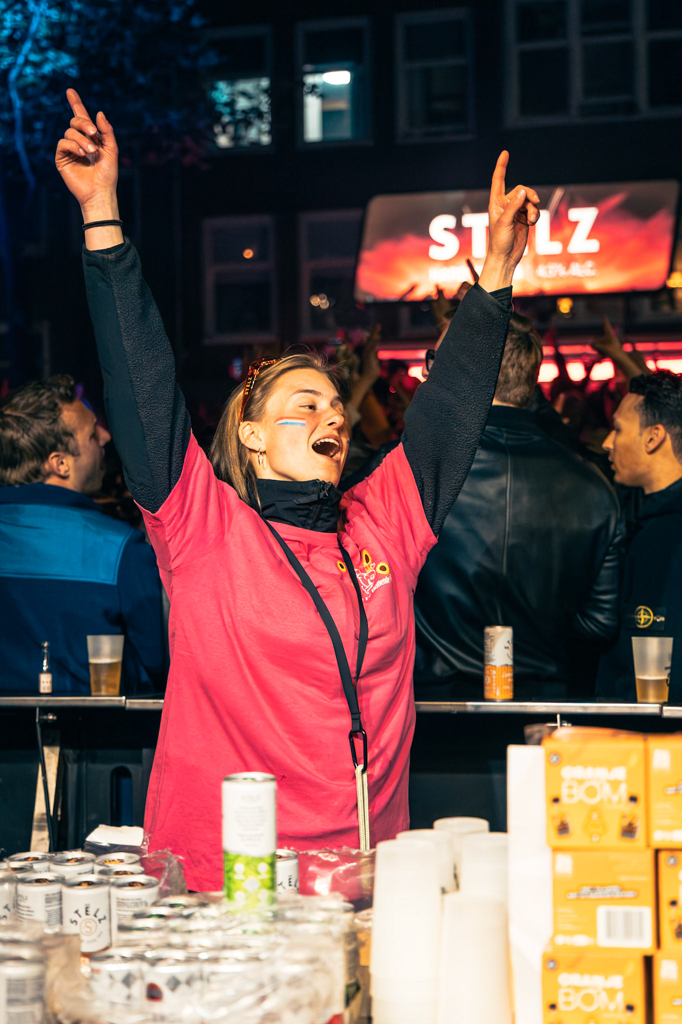 Gevelonthulling Café de Blaffende Vis Koningsnacht Amsterdam 2026 — fotografie Hugo Smeenk