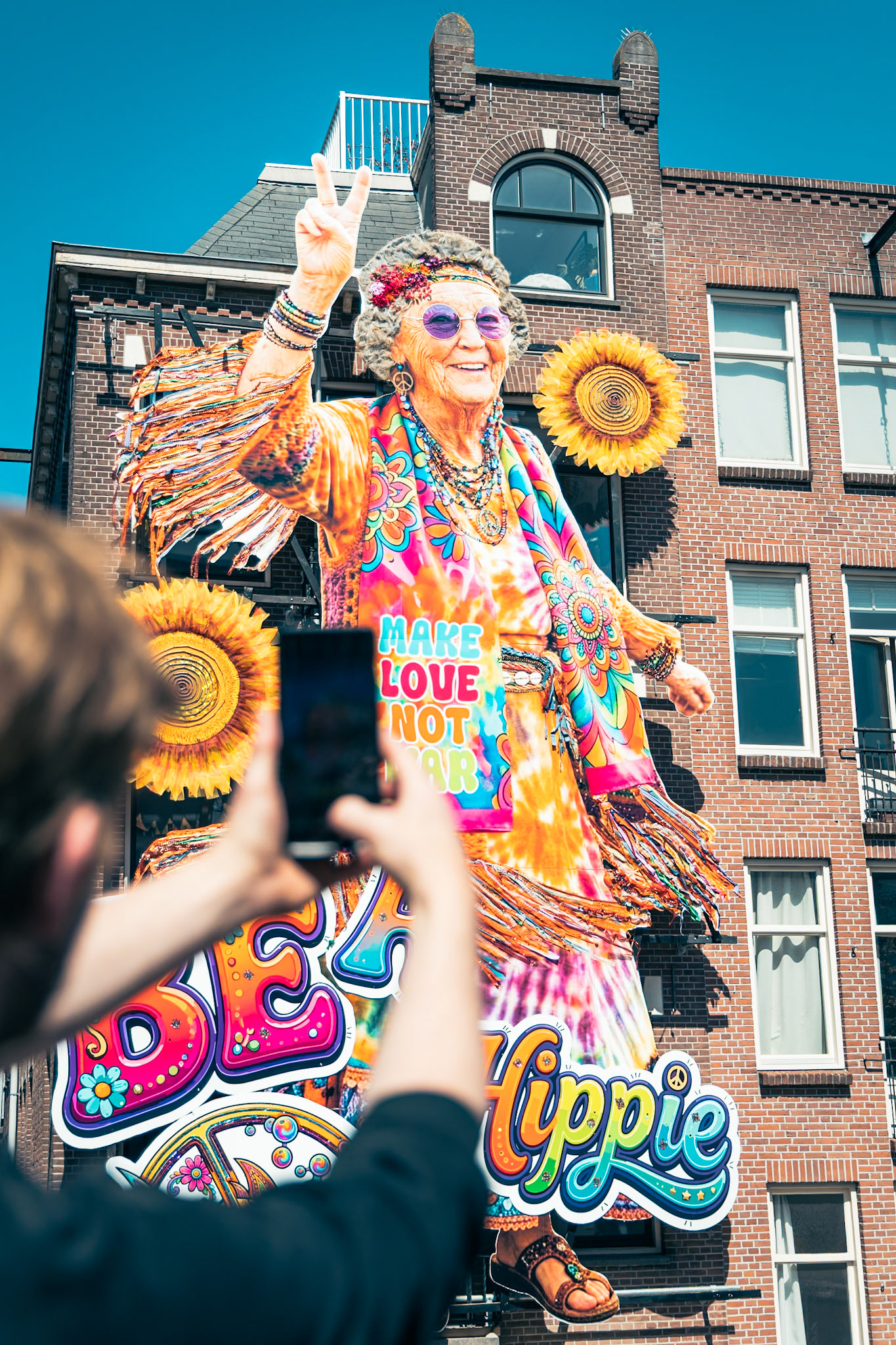 Gevelonthulling Café de Blaffende Vis Koningsnacht Amsterdam 2026 — fotografie Hugo Smeenk