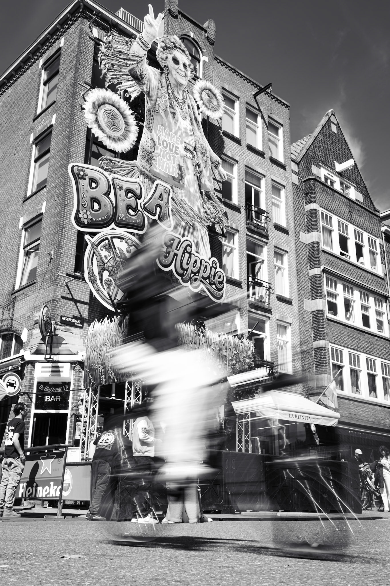 Gevelonthulling Café de Blaffende Vis Koningsnacht Amsterdam 2026 — fotografie Hugo Smeenk