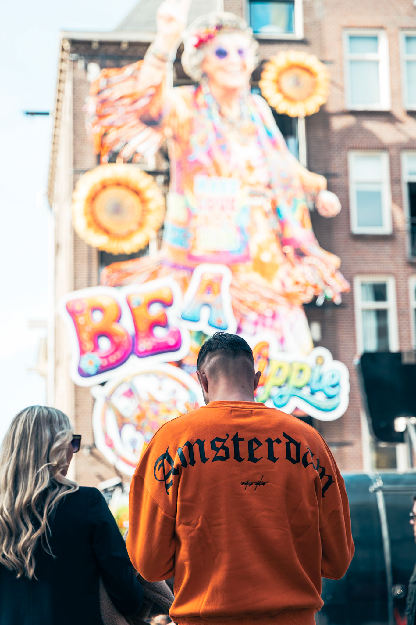 Gevelonthulling Café de Blaffende Vis Koningsnacht Amsterdam 2026 — fotografie Hugo Smeenk