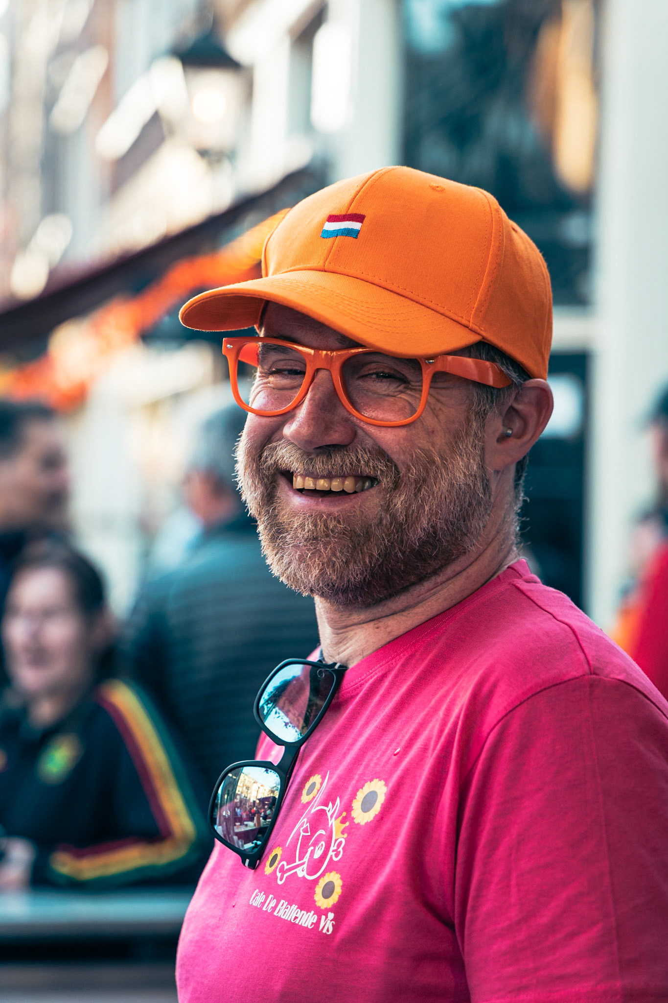 Gevelonthulling Café de Blaffende Vis Koningsnacht Amsterdam 2026 — fotografie Hugo Smeenk