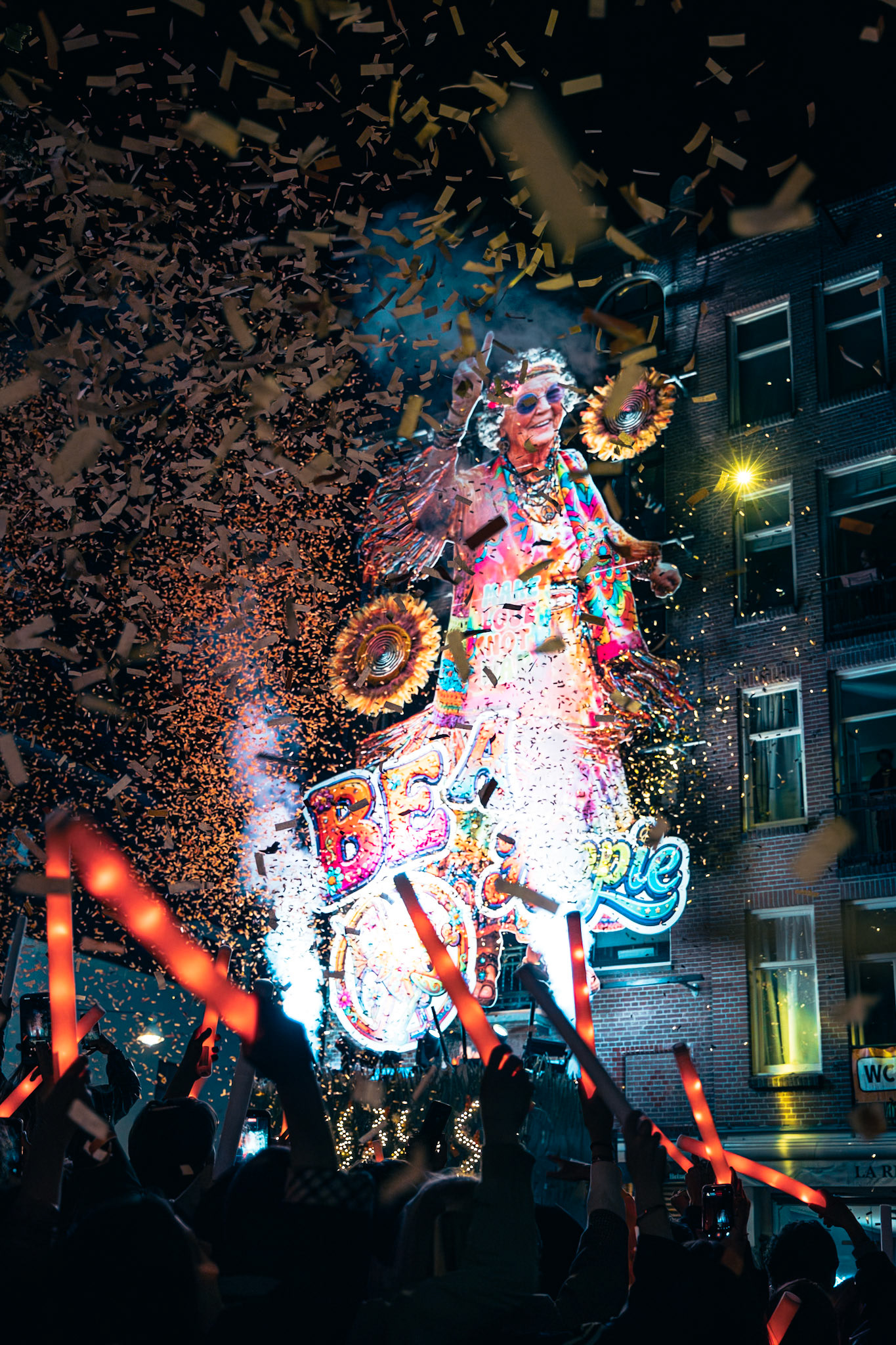 Gevelonthulling Café de Blaffende Vis Koningsnacht Amsterdam 2026 — fotografie Hugo Smeenk