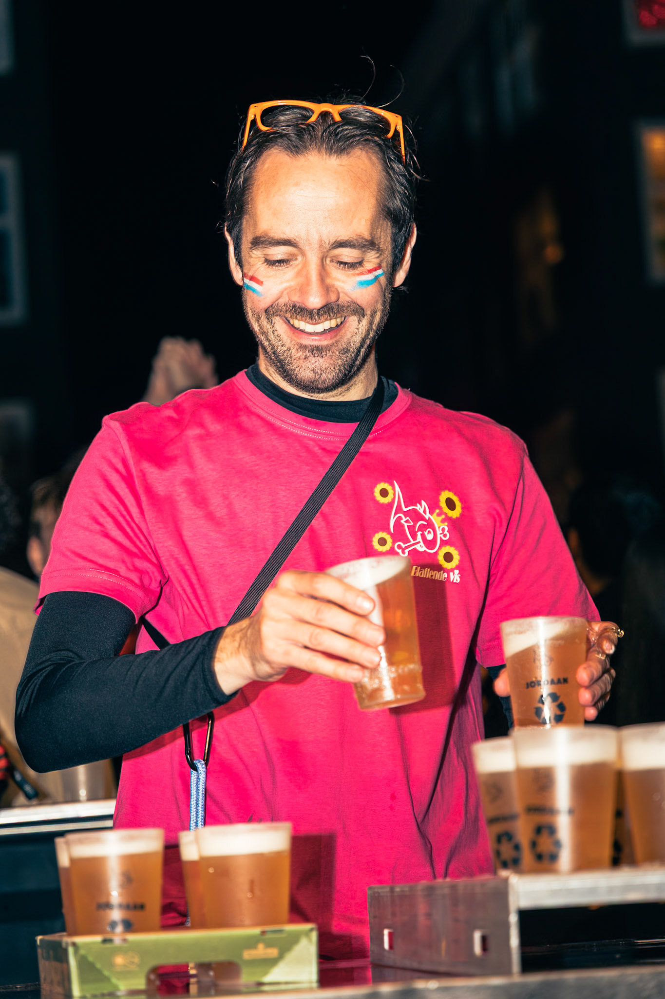 Gevelonthulling Café de Blaffende Vis Koningsnacht Amsterdam 2026 — fotografie Hugo Smeenk