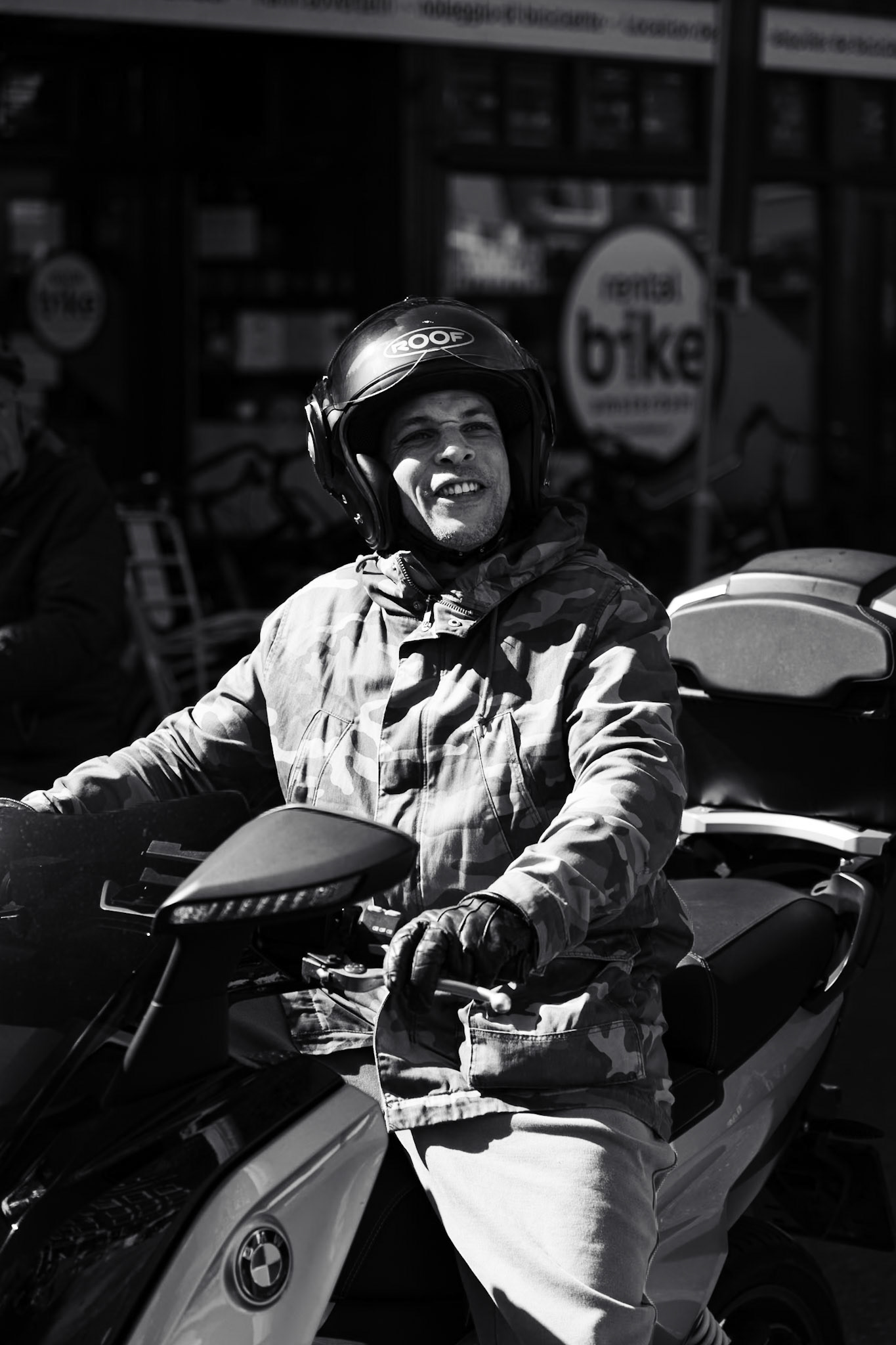 Gevelonthulling Café de Blaffende Vis Koningsnacht Amsterdam 2026 — fotografie Hugo Smeenk