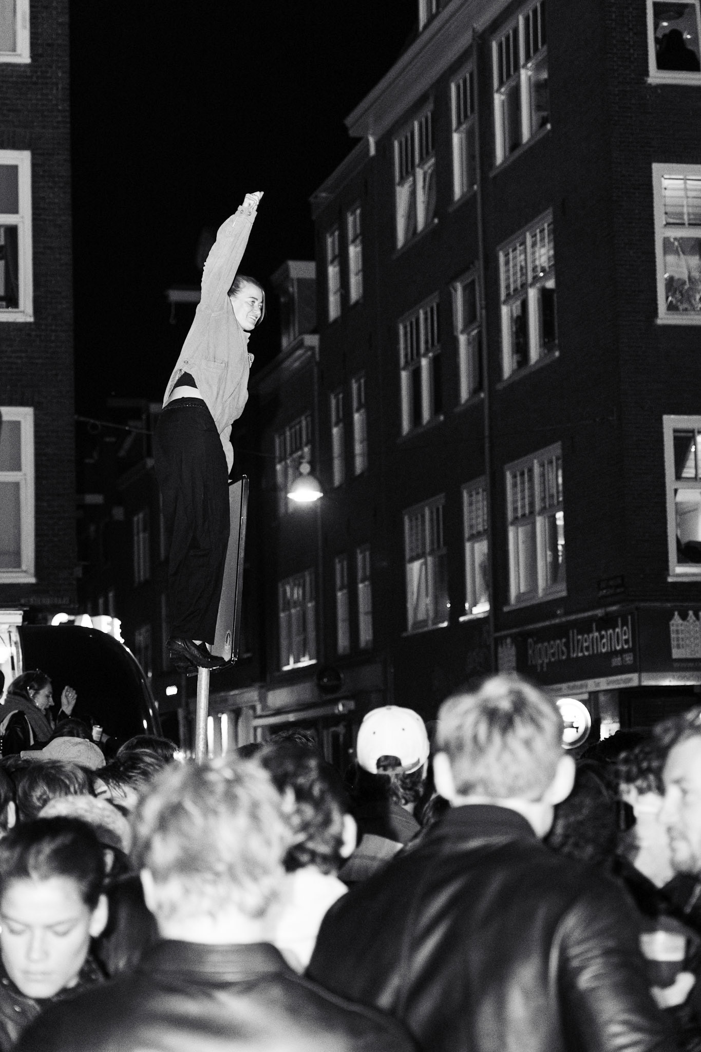 Gevelonthulling Café de Blaffende Vis Koningsnacht Amsterdam 2026 — fotografie Hugo Smeenk