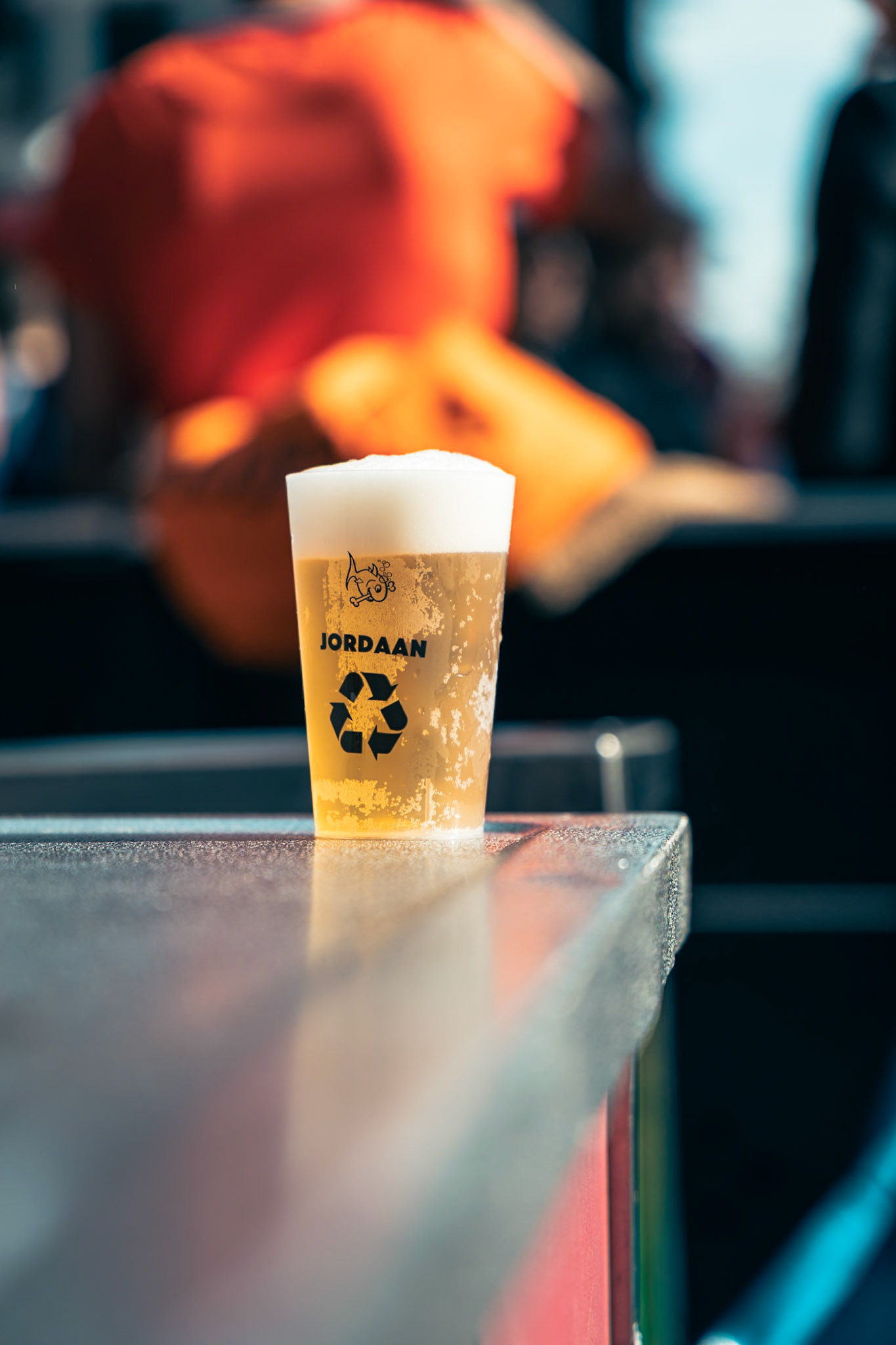 Gevelonthulling Café de Blaffende Vis Koningsnacht Amsterdam 2026 — fotografie Hugo Smeenk