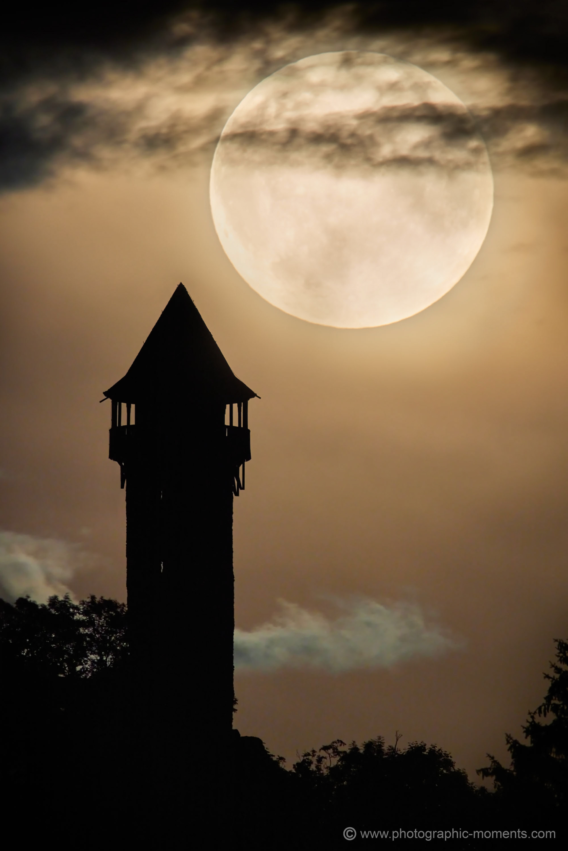 Supermond über der Wildenburg