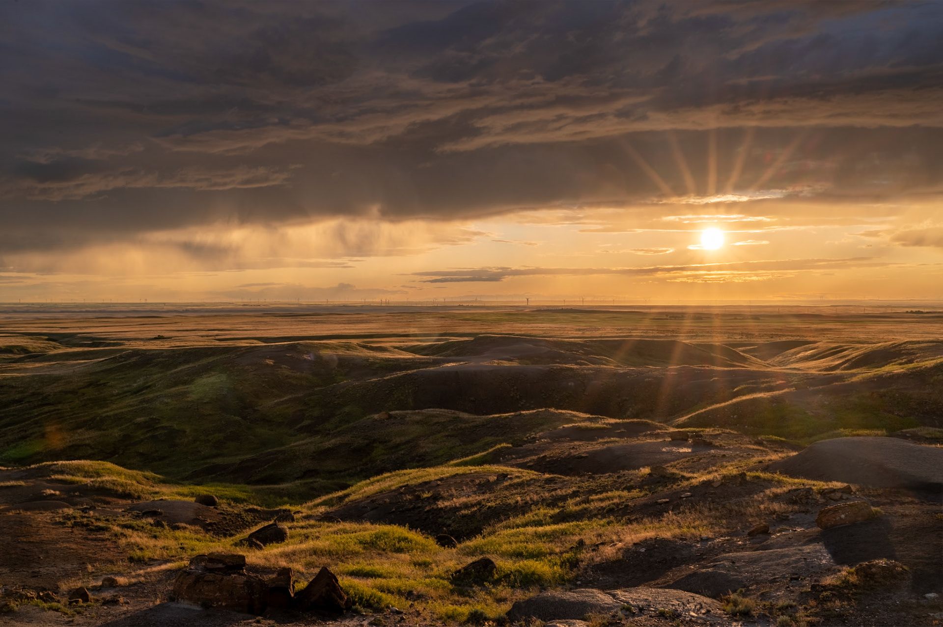Sunset over Red Rock Coulee Natural Area in southern Alberta.