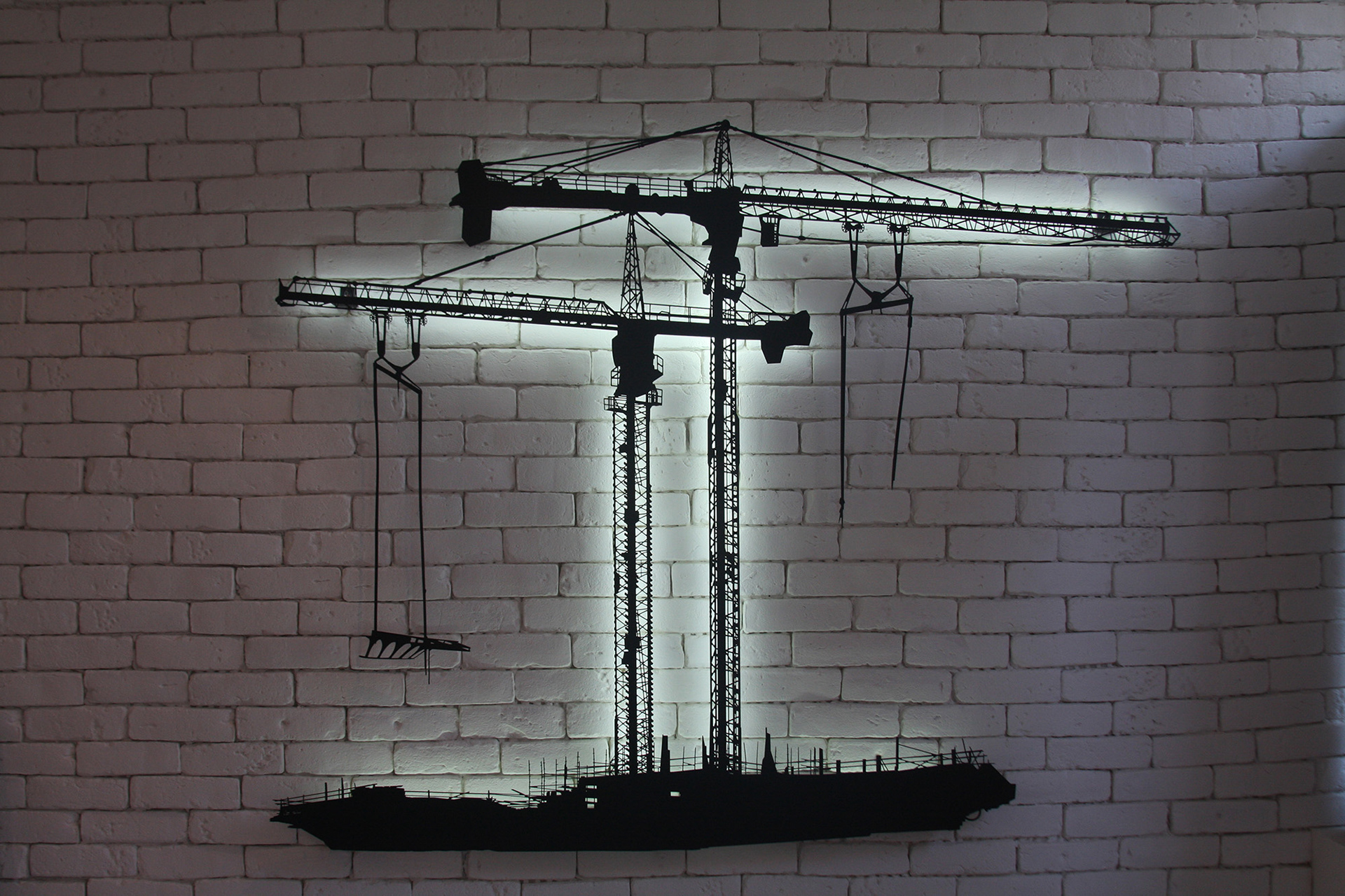 Humming | 2014 | metal, laser cutting, LED lights, industrial paint | 155x123 cm