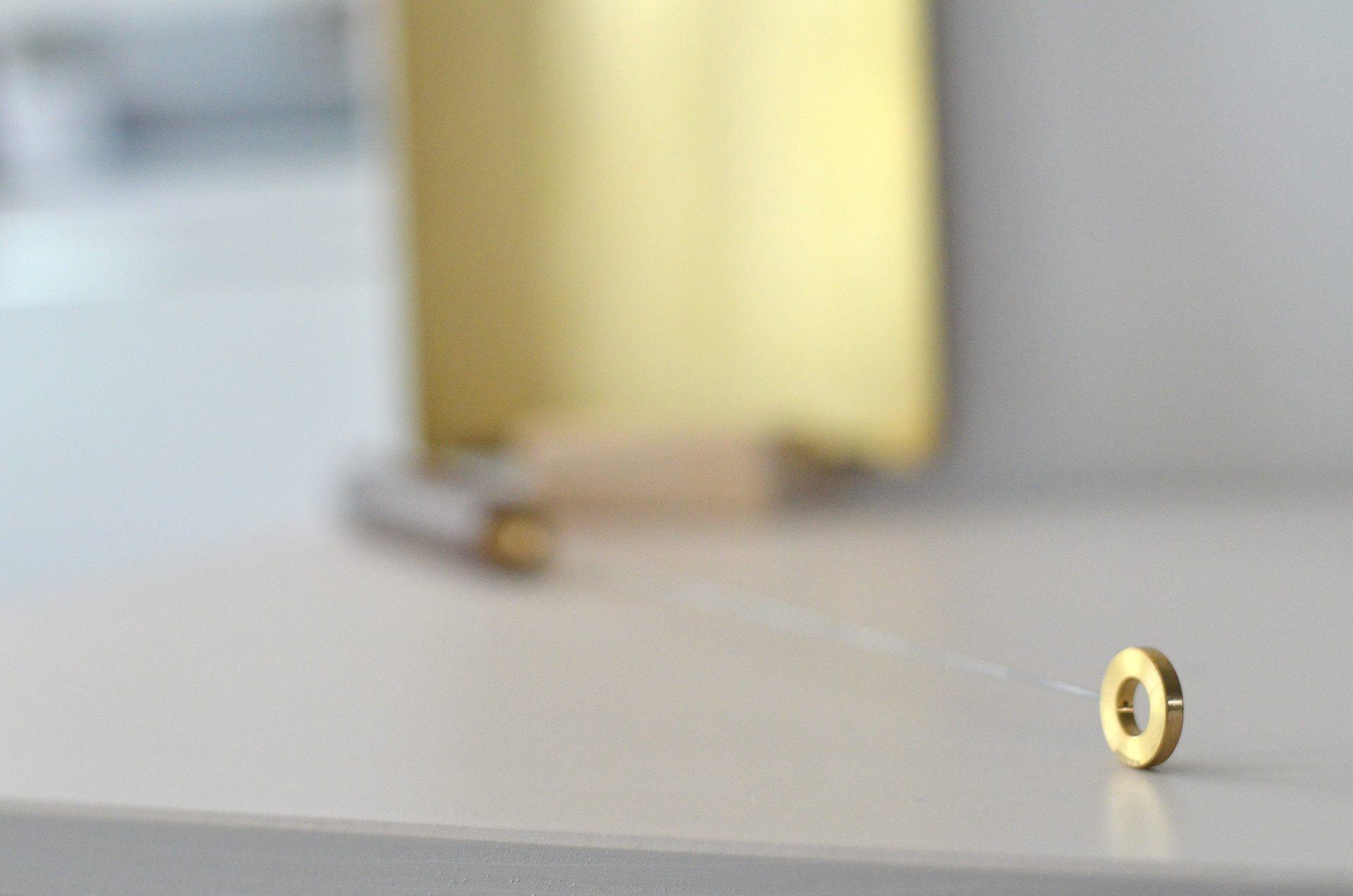 Ein Bioresonanz-Tensor, im Hintergrund eine goldene Elektroden-Platte.