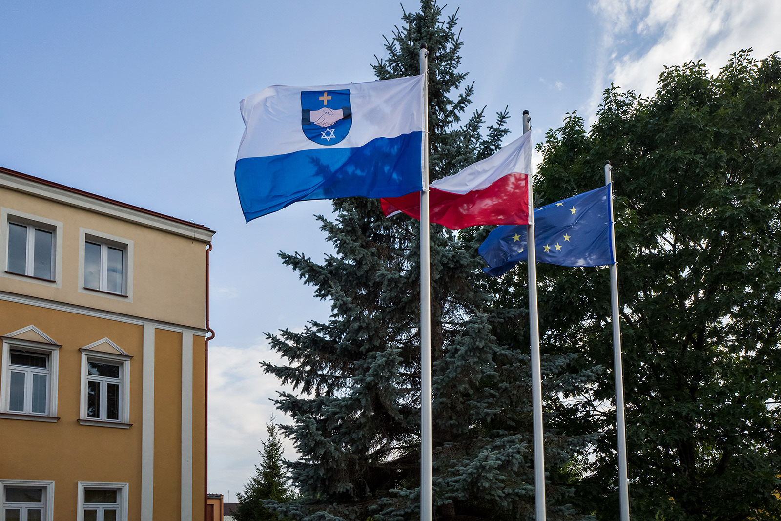 Flags in front of the town hall, Kolbuszowa. The European Union and Polish flags fly beside the town flag of Kolbuszowa, whose prewar insignia––still retained despite the annihilation of the Jewish population––affirms Jewish-Polish friendship.