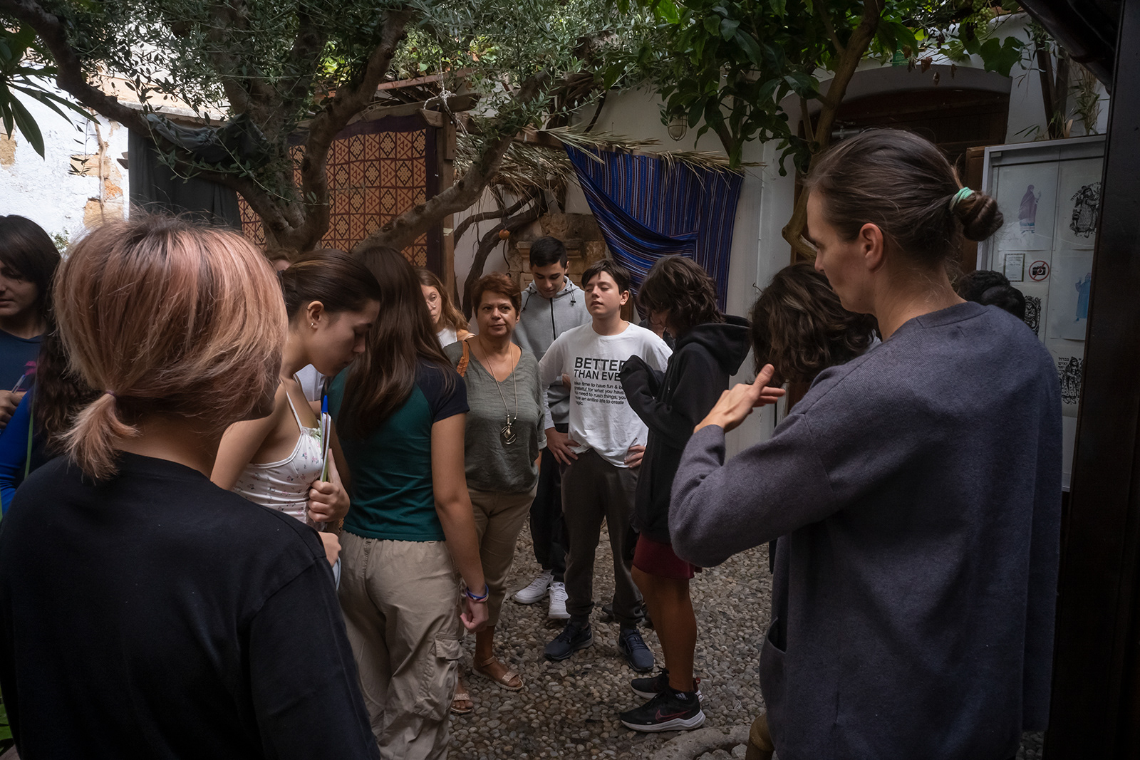Jason Francisco / Anja Zuckmantel welcoming a group of visitors