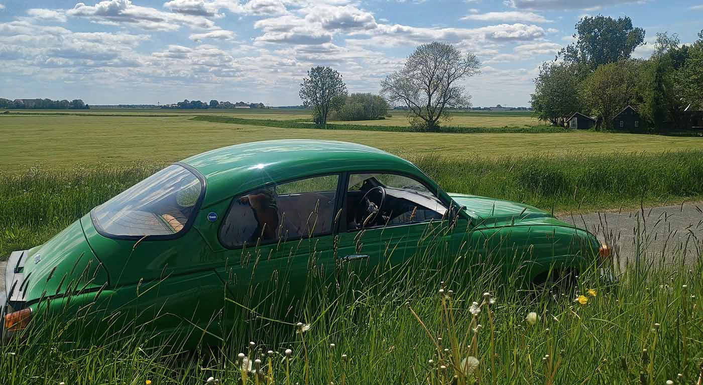 Groene Saab bij de Fivel in de natuur