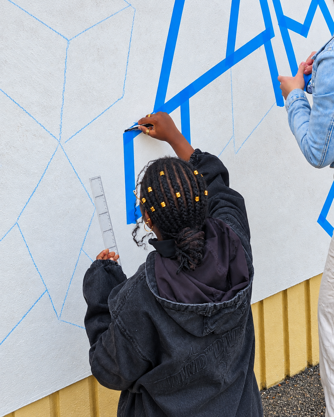 Langevin en Stoulgram – Construire ensemble | Formes, couleurs, émotions Stoul, 2026 Peinture murale et 75 pièces géométriques en bois peint Création participative avec trois classes de l’école Paul Langevin Guyancourt, France