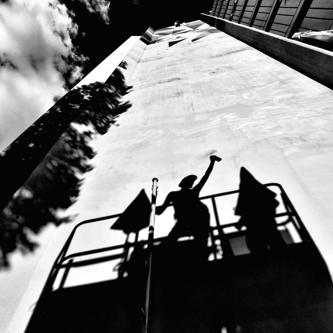 Ombre de la nacelle et de l’artiste projetée sur la tour pendant le chantier