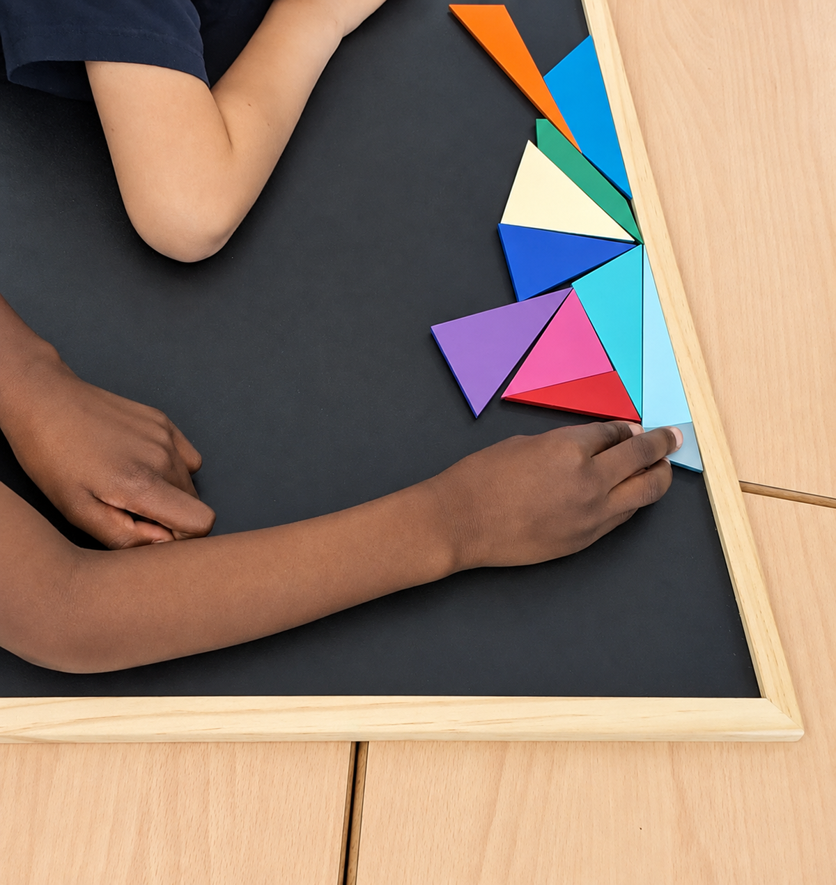 Langevin en Stoulgram – Construire ensemble | Formes, couleurs, émotions Stoul, 2026 Peinture murale et 75 pièces géométriques en bois peint Création participative avec trois classes de l’école Paul Langevin Guyancourt, France