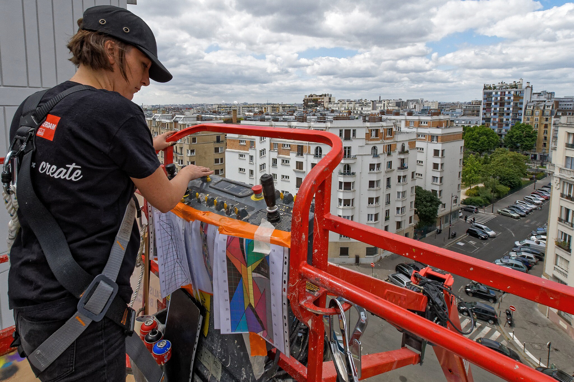 Stoul sur la nacelle pendant la réalisation d’Oru Totem – Photo Gérard Faure