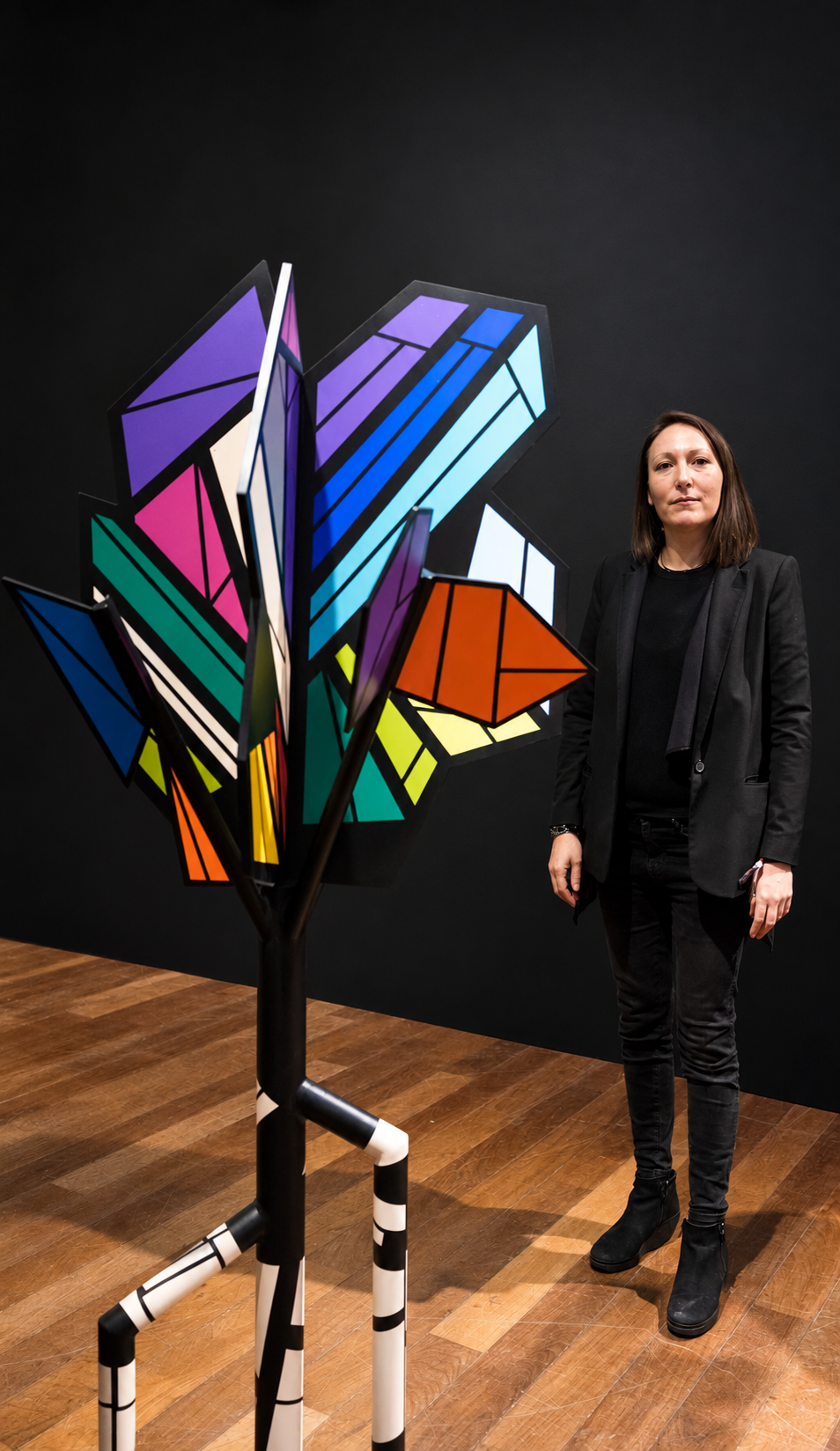 Stoul aux côtés de sa sculpture lors de District 13, Paris, 2022 — Photographie : Diane Vo Ngoc.