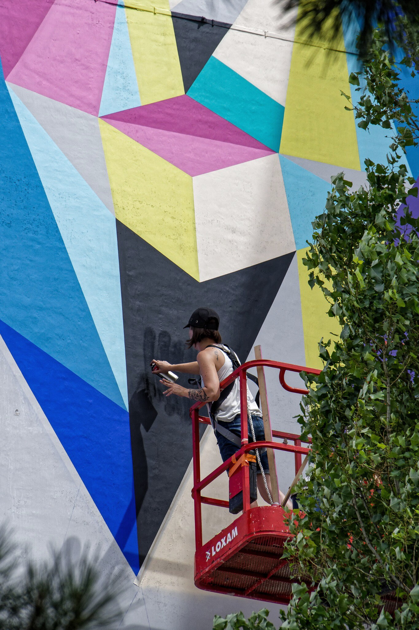 d’échelle Stoul peignant la partie inférieure de la fresque monumentale – Photo Gérard Faure