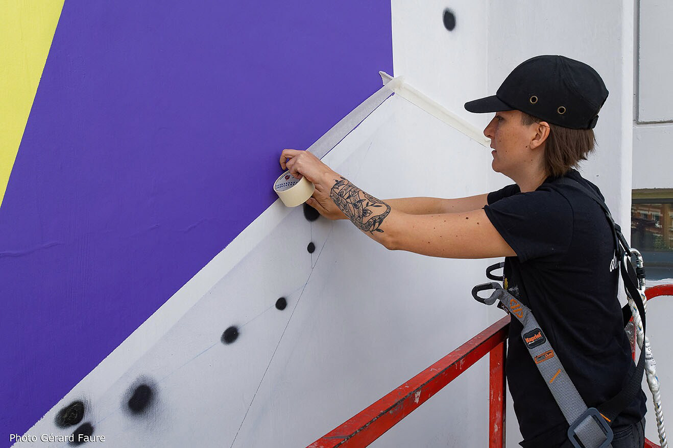 Stoul trace et masque les formes géométriques de la fresque – Photo Gérard Faure