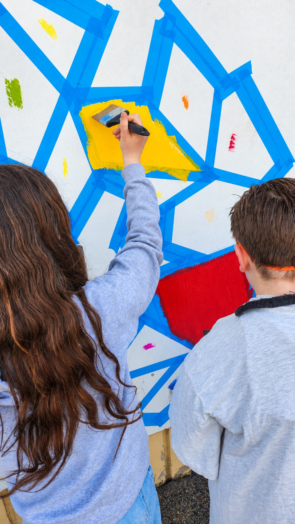 Langevin en Stoulgram – Construire ensemble | Formes, couleurs, émotions Stoul, 2026 Peinture murale et 75 pièces géométriques en bois peint Création participative avec trois classes de l’école Paul Langevin Guyancourt, France
