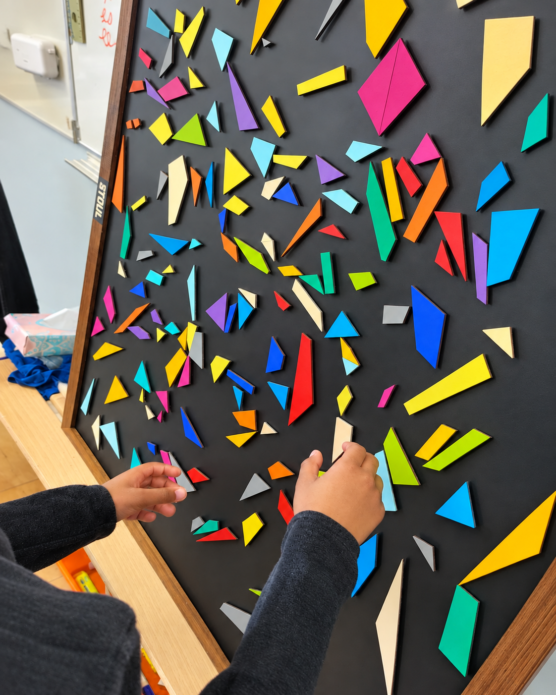 Langevin en Stoulgram – Construire ensemble | Formes, couleurs, émotions Stoul, 2026 Peinture murale et 75 pièces géométriques en bois peint Création participative avec trois classes de l’école Paul Langevin Guyancourt, France