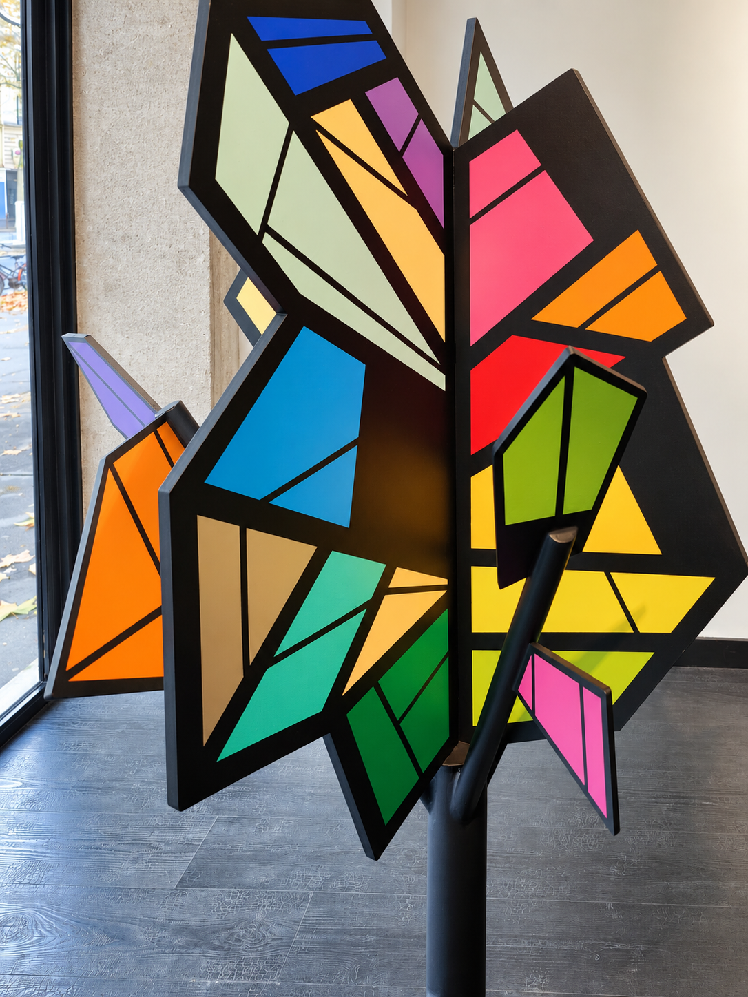 Sculpture polychrome en métal peint — Détail des différents plans et volumes géométriques.