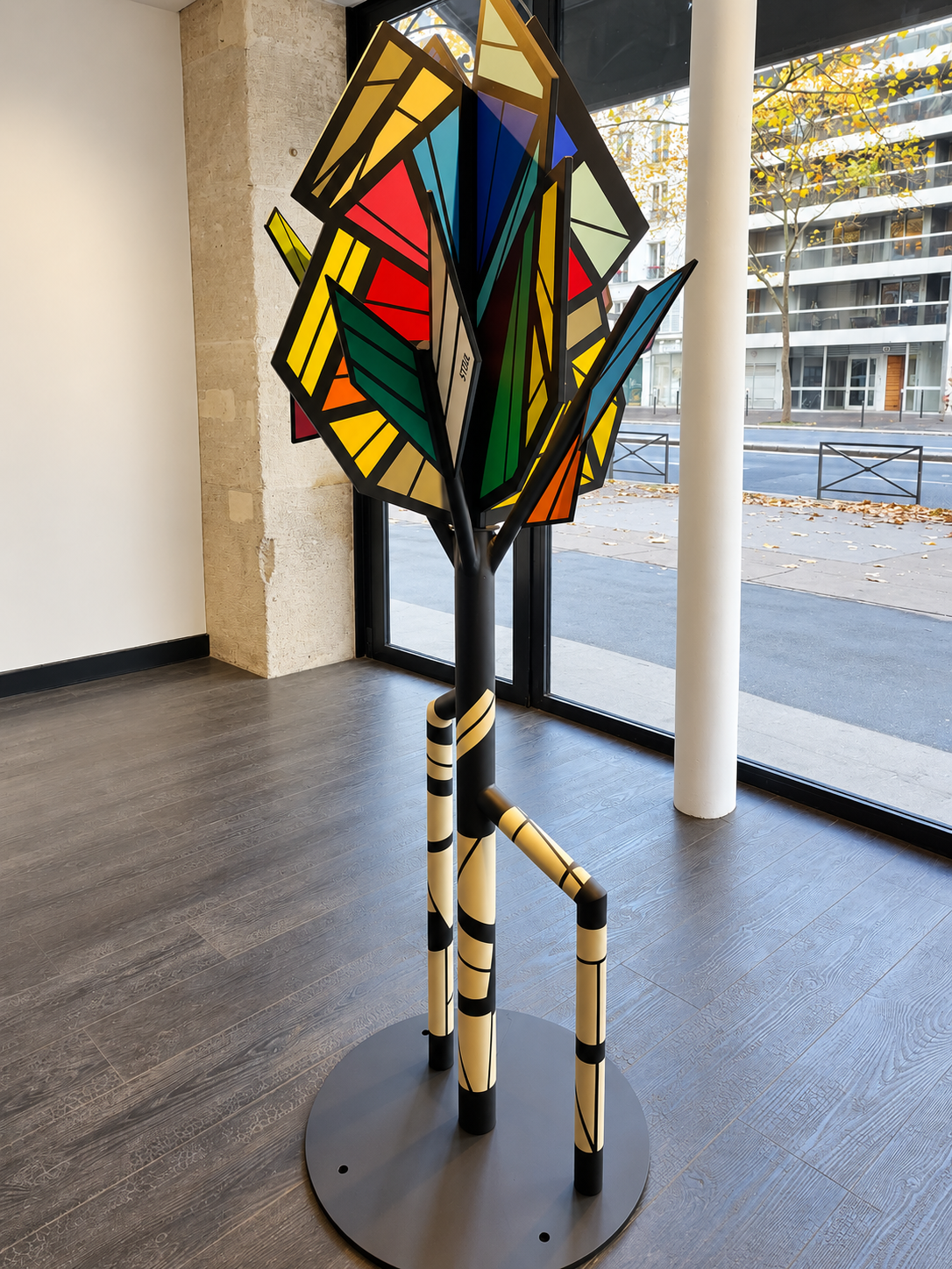 Sculpture polychrome en métal peint — Présentation à Urban Gallery, Paris, 2022.