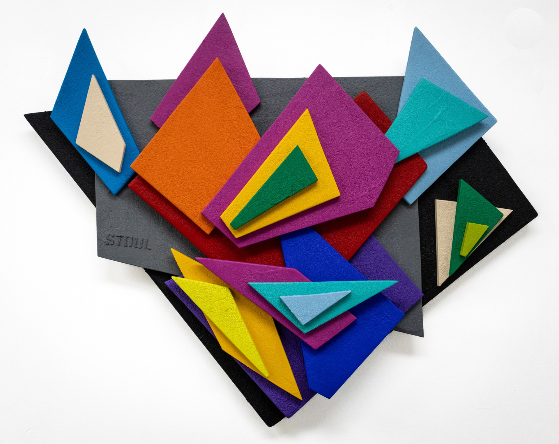 Cœur Lotus, 2022 — Peinture acrylique et enduit pierre sur polygones en bois, 66 × 84 × 10 cm.