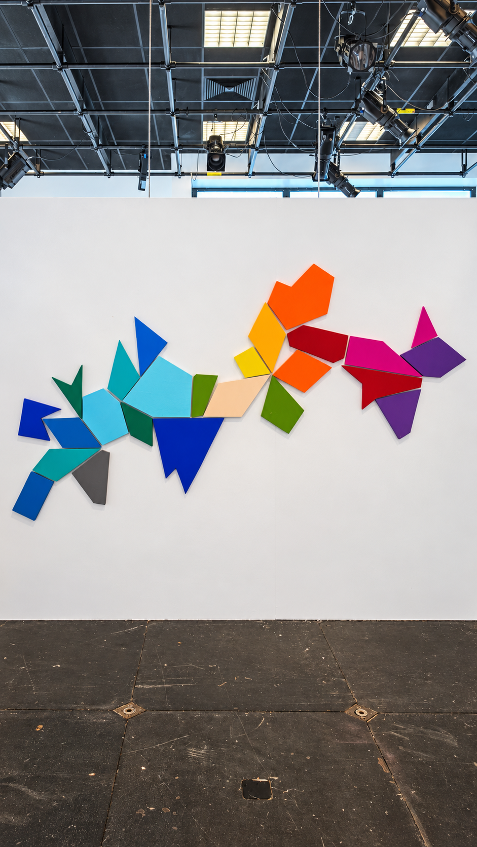 Langevin en Stoulgram – Construire ensemble | Formes, couleurs, émotions Stoul, 2026 Peinture murale et 75 pièces géométriques en bois peint Création participative avec trois classes de l’école Paul Langevin Guyancourt, France