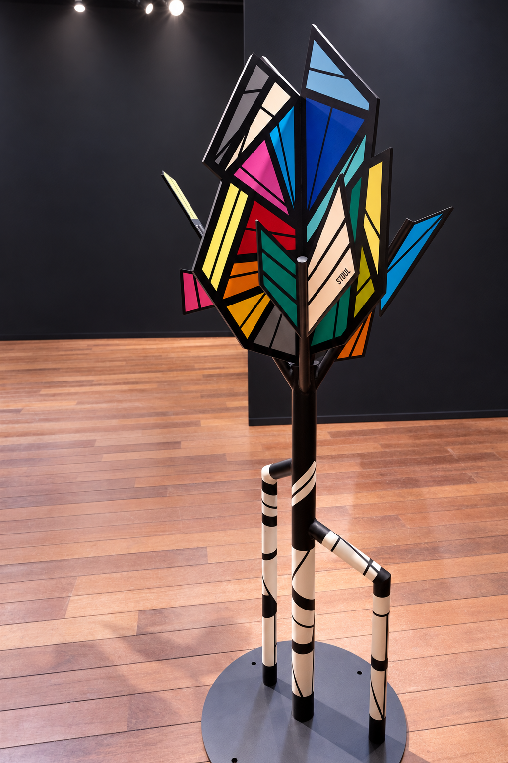 Sculpture polychrome présentée à District 13, Paris, 2022 — Photographie : Diane Vo Ngo