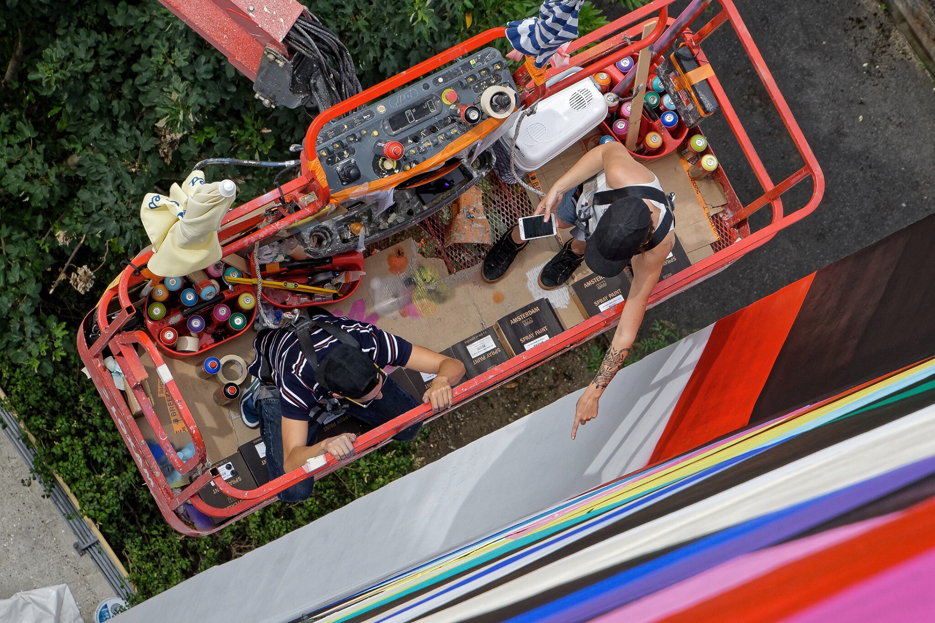 Vue plongeante sur la nacelle, les couleurs et la façade d’Oru Totem – Photo Gérard Faure