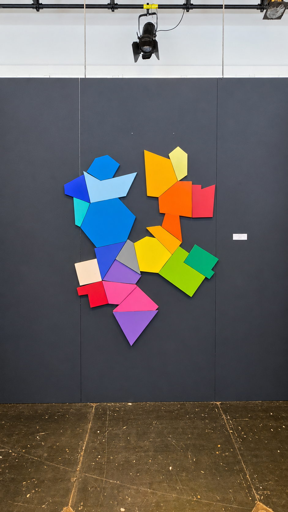Langevin en Stoulgram – Construire ensemble | Formes, couleurs, émotions Stoul, 2026 Peinture murale et 75 pièces géométriques en bois peint Création participative avec trois classes de l’école Paul Langevin Guyancourt, France