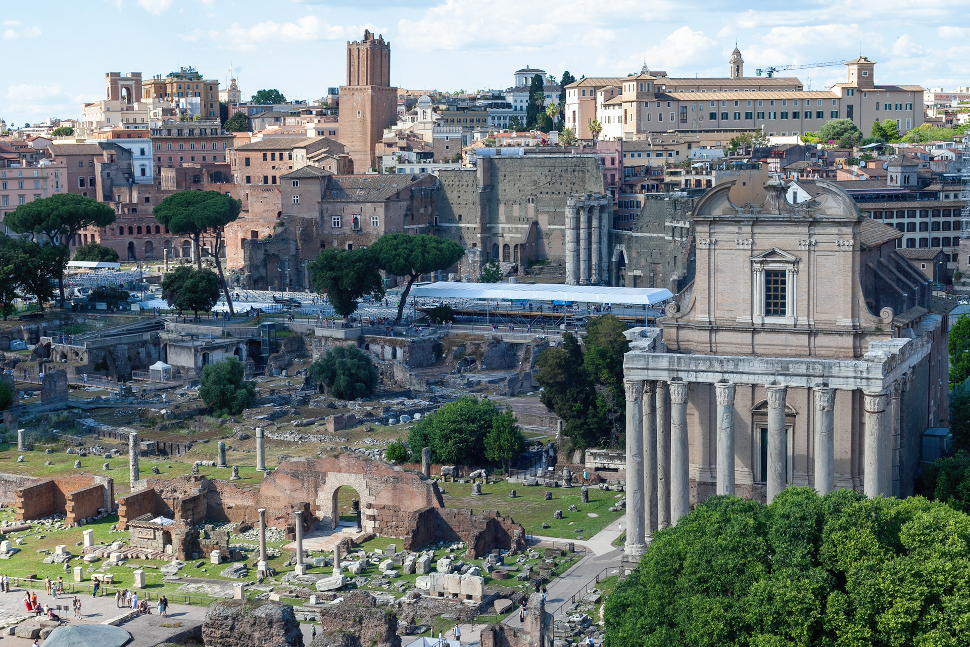 Temple of Antoninus and Faustina (right), Temple of the Divine Iulius (left)