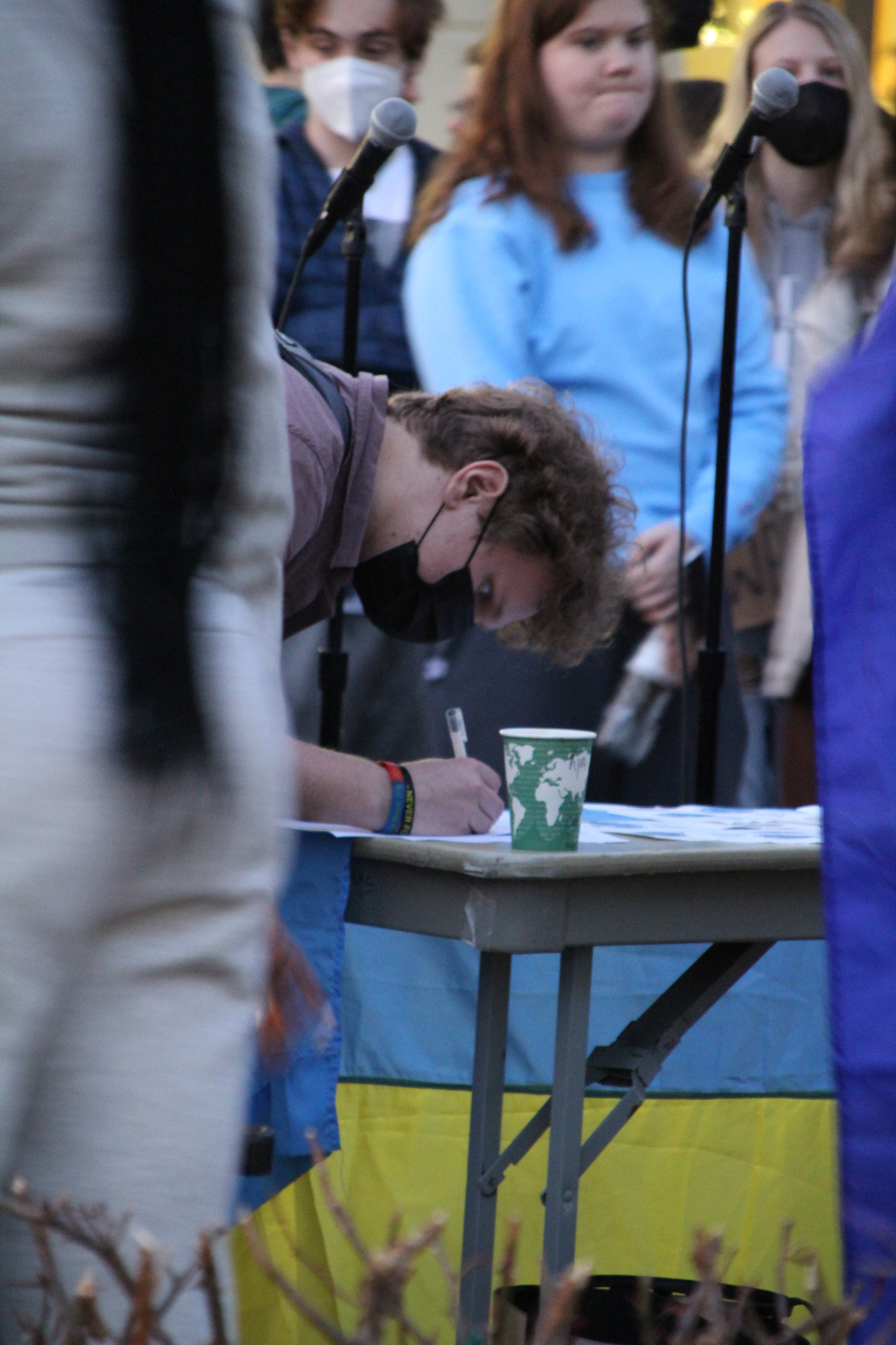 Students sign the petition in support of Ukraine in Washington, D.C. on March 2, 2022. (Lia Chien/The Eagle)